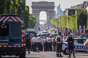 Παρίσι: Νεκρός ο οδηγός αυτοκινήτου που επιχείρησε επίθεση - Καλάσνικοφ και γκαζάκια στο όχημα (video+pics)