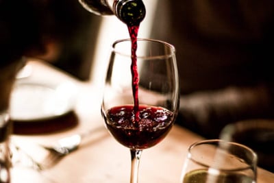 Η άγνωστη σύνδεση του κόκκινου κρασιού με τους πονοκεφάλους