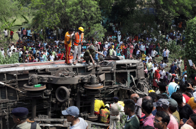 Στα αζήτητα παραμένουν παραπάνω από 100 πτώματα στο σιδηροδρομικό δυστύχημα στην Ινδία
