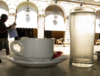 «Ακριβό μου… καφεδάκι»: Μεγάλες αυξήσεις σε καφέ, ζάχαρη και γάλα