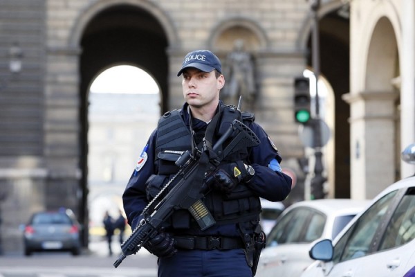 Παρίσι: Οι πρώτες εικόνες από το σημείο που όχημα έπεσε πάνω σε στρατιώτες