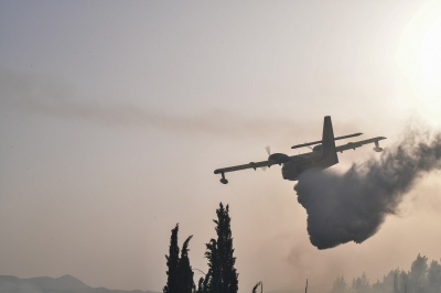 Αλβανία: Ελληνικό Canadair στη μάχη με τη μεγάλη πυρκαγιά στο νησί των Σασών