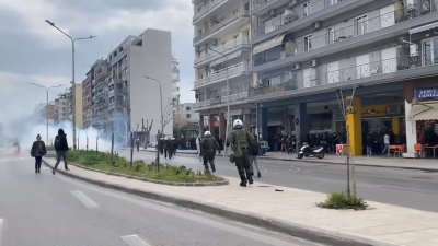 Αδιανόητο περιστατικό στη Θεσσαλονίκη: Αστυνομικός «έχασε» το όπλο του στα επεισόδια