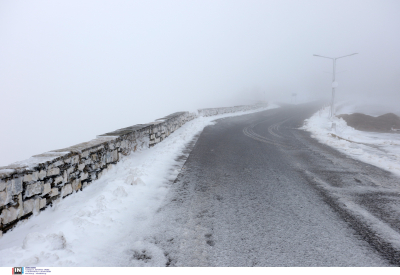 Χιόνια στην Αττική: Διακοπή της κυκλοφορίας στη λεωφόρο Πάρνηθος