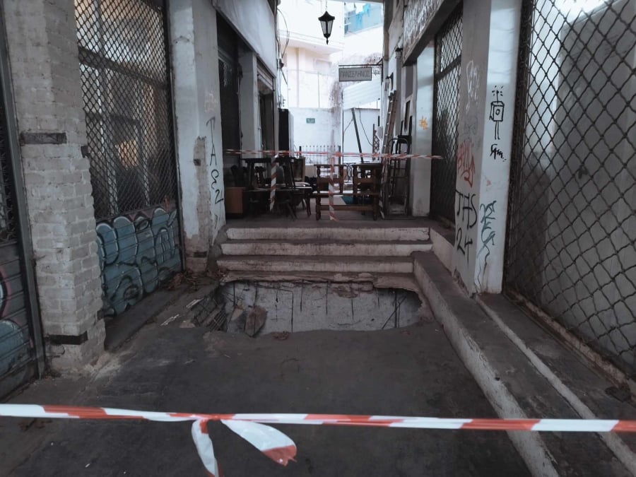 Θεσσαλονίκη: Άνοιξε η γη κάτω από τα πόδια τους, 19χρονοι έπεσαν σε τρύπα τριών μέτρων