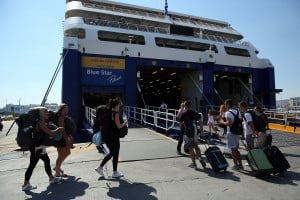 Αυξημένη η κίνηση στα λιμάνια - Οι ταξιδιώτες να πάνε νωρίτερα προειδοποιεί το Λιμενικό