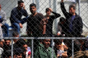 Υπεράριθμοι οι πρόσφυγες και οι μετανάστες στις δομές των ενόπλων δυνάμεων