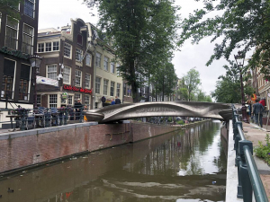 Η πρώτη ατσάλινη γέφυρα από 3D εκτυπωτή τοποθετήθηκε στο Άμστερνταμ (pics)