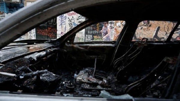 Στις φλόγες τυλίχθηκε αυτοκίνητο έξω από το Άδενδρο Θεσσαλονίκης