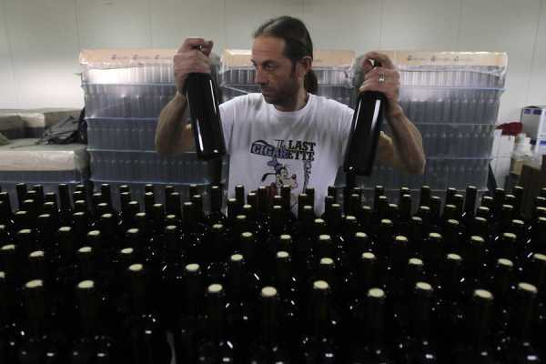Δραματική πτώση στις πωλήσεις κρασιού λόγω ΕΦΚ. Εκατοντάδες τόνοι «αφορολόγητου» οίνου στην αγορά