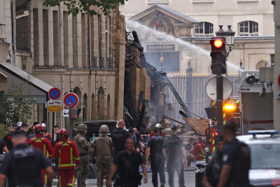 Υπό έλεγχο η μεγάλη φωτιά στο Παρίσι, κρίσιμη η κατάσταση επτά τραυματιών από την έκρηξη