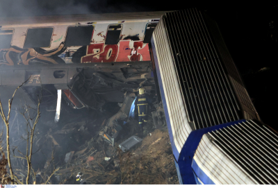 Σοκαριστικό βίντεο από το εσωτερικό του τρένου λίγο μετά τη σύγκρουση- Σκηνές χάους, φωτιά και συντρίμμια