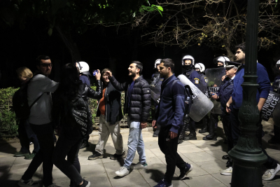 Συναγερμός στο Μέγαρο Μαξίμου: Ένταση μεταξύ φοιτητών και αστυνομικών
