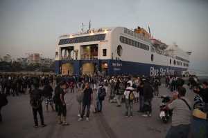 Πάνω από 5.000 πρόσφυγες έφτασαν από το πρωί στο λιμάνι του Πειραιά