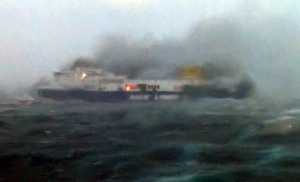 Πλοίο έχει προσεγγίσει το Norman Αtlantic ώστε να παραλάβει τους υπόλοιπους επιβάτες