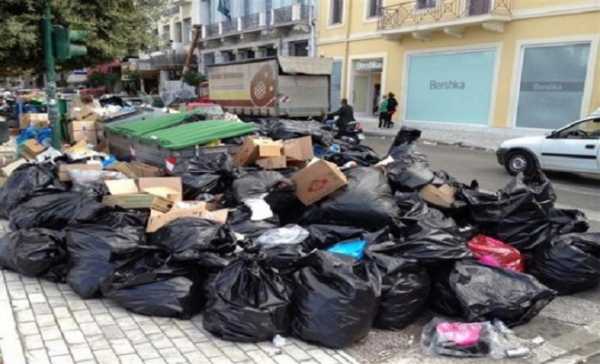 Ένα μήνα τα σκουπίδια στους δρόμους της Τρίπολης