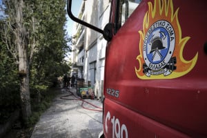 Τουριστικό λεωφορείο πήρε φωτιά στο κέντρο της Αθήνας (video)