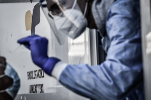 ΕΟΔΥ: 63 νεκροί και 49 διασωληνωμένοι από κορονοϊό, «καλπάζει» η Pirola - Ένας θάνατος από γρίπη