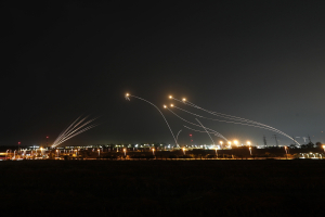 Νύχτα τρόμου στο Ισραήλ - Ηχούν σειρήνες, εκρήξεις στην Ιερουσαλήμ από τις αναχαιτίσεις των ιρανικών drones