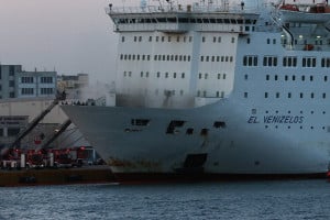 Φωτιά στο πλοίο «Ελευθέριος Βενιζέλος»: Στο γκαράζ 3 με τα φορτηγά ξέσπασε η πυρκαγιά