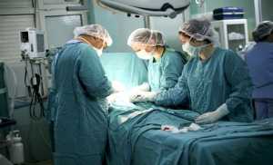 Συμβασιούχος γιατρός πραγματοποιεί για πρώτη φορά «μπαϊπάς» εγκεφάλου σε δημόσιο νοσοκομείο
