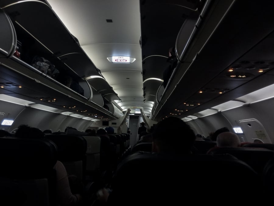 Αναγκαστική προσγείωση στη Νάπολη: Επιβάτης περιγράφει την «πτήση τρόμου»