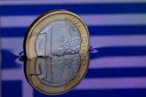 Νέες πιέσεις δέχεται σήμερα το ευρώ