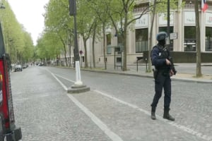Συναγερμός στο Παρίσι: Η αστυνομία απέκλεισε το προξενείο του Ιράν, άνδρας απειλεί να ανατιναχθεί