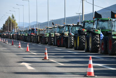 Μπλόκο των αγροτών στο κόμβο του Μπράλου, εκατοντάδες εγκλωβισμένοι οδηγοί