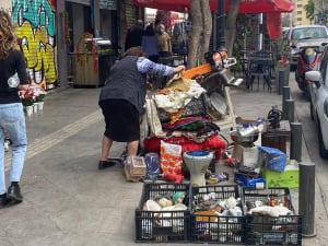 Οι πενιχρές συντάξεις τους έβγαλαν στο δρόμο: Αναβιώνουν οι πλανόδιοι πωλητές στο κέντρο