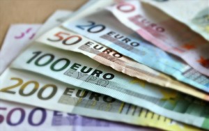 Εγκρίθηκε η εκταμίευση των 5,7 δισ. ευρώ για την Ελλάδα