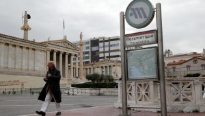 WSJ: H Αθήνα έχει πολύ δρόμο ακόμη για να βγει από τα μνημόνια