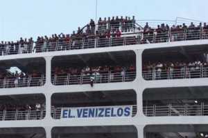 Στο λιμάνι του Πειραιά τρία πλοία με μετανάστες από τη Λέσβο