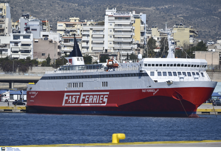 Απίστευτη ταλαιπωρία για τους επιβάτες του Fast Ferries Andros, αποβιβάστηκαν μετά από 18 ώρες