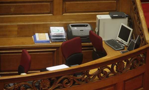 2.238 ευρώ οι μέσες αποδοχές των υπαλλήλων της βουλής για το 2015