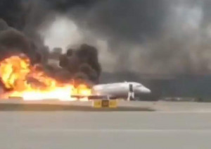 Συναγερμός στη Μόσχα: Αεροπλάνο τυλίχτηκε στις φλόγες - Στους 13 οι νεκροί - Ανάμεσά τους δύο παιδιά (βίντεο)