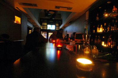 Πανικός σε μπαρ της Ρόδου, κατέρρευσε ανήλικη από υπερκατανάλωση αλκοόλ