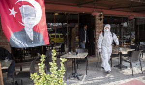 Πάνω από 1.000 νεκροί στην Τουρκία - Η Άγκυρα οδεύει στην «αγκαλιά» του ΔΝΤ
