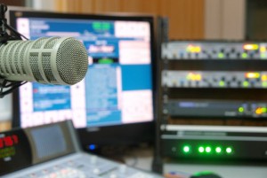 Εξαίρεση των δημοτικών ραδιοφώνων από τη διαδικασία δημοπράτησης ζητά η ΕΣΗΕΑ