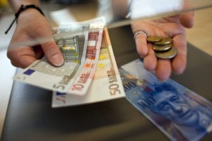Ενισχύεται το ευρώ στα 1,2212 δολάρια