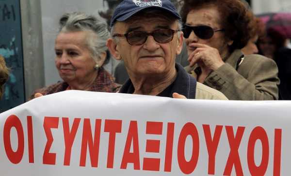 Διαμαρτυρία συνταξιούχων στο υπουργείο Οικονομικών