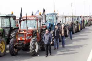 Αγρότες: έκλεισαν επ΄ αόριστο την εθνική οδό Αντιρρίου – Ιωαννίνων