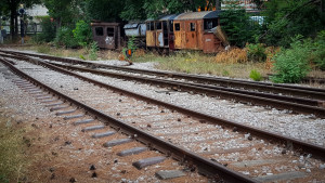 Σύγκρουση τρένου με ΙΧ στην Κωνσταντινουπόλεως - Τραυματίστηκε ο οδηγός