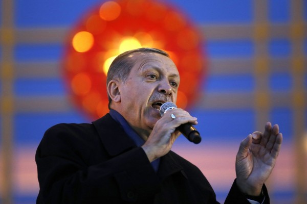Ο Ερντογάν καλεί Τούρκους ψηφοφόρους να «μαυρίσουν» την Μέρκελ