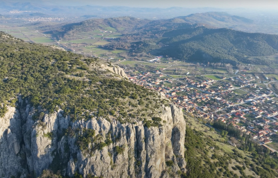Θεόπετρα: Ο επιβλητικός βράχος στον οποίο ζούσαν οι άνθρωποι των σπηλαίων