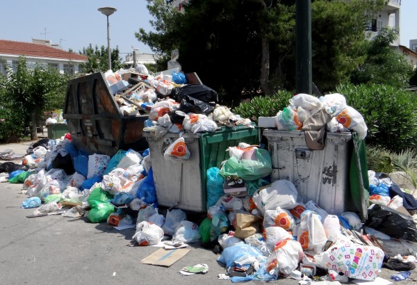 Η διεύθυνση Υγείας της ΠΚΜ διεξάγει ελέγχους για τα σκουπίδια