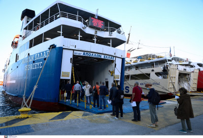 Το αδιαχώρητο στο λιμάνι του Πειραιά: Με βεβαιώσεις στα χέρια οι ταξιδιώτες, αυξάνεται η πληρότητα στα πλοία