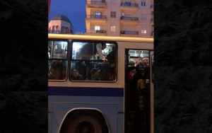 Εικόνα - ντροπής: Επιβάτες «ίπτανται» σε λεωφορείο στη Θεσσαλονίκη