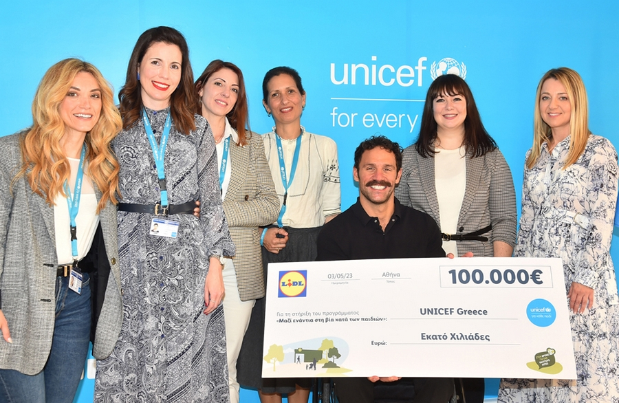 Από αριστερά – δεξιά: Σίσσυ Παπαδοπούλου, Τμήμα Επικοινωνίας UNICEF | Άντα Αγγελάκη, Ειδική σε θέματα Παιδικής Προστασίας UNICEF | Μαρίνα Δρυμαλίτου, Σύμβουλος Εταιρικών Συνεργασιών UNICEF | Άσπα Πλακαντωνάκη, Αναπληρώτρια Διπλωματική Εκπρόσωπος του Γραφείου της UNICEF στην Ελλάδα | Αντώνης Τσαπατάκης, Παραολυμπιονίκης, Πρεσβευτής Καλής Θελήσεως της UNICEF στην Ελλάδα και Πρεσβευτής της Lidl Ελλάς | Μαρία Ρουκούδη, Υπεύθυνη Εταιρικής Υπευθυνότητας, Lidl Ελλάς | Βασιλική Αδαμίδου, Διευθύντρια Επικοινωνίας και Εταιρικής Υπευθυνότητας, Lidl Ελλάς