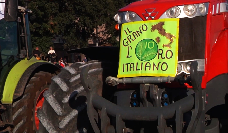 Κλιμακώνουν τις κινητοποιήσεις οι Ιταλοί αγρότες με νέα «επέλαση» τρακτέρ στη Ρώμη